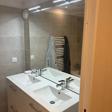 Apartment With Sea View And Pool Antibes